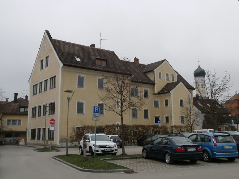 Blick vom Parkplatz auf das Gebäude