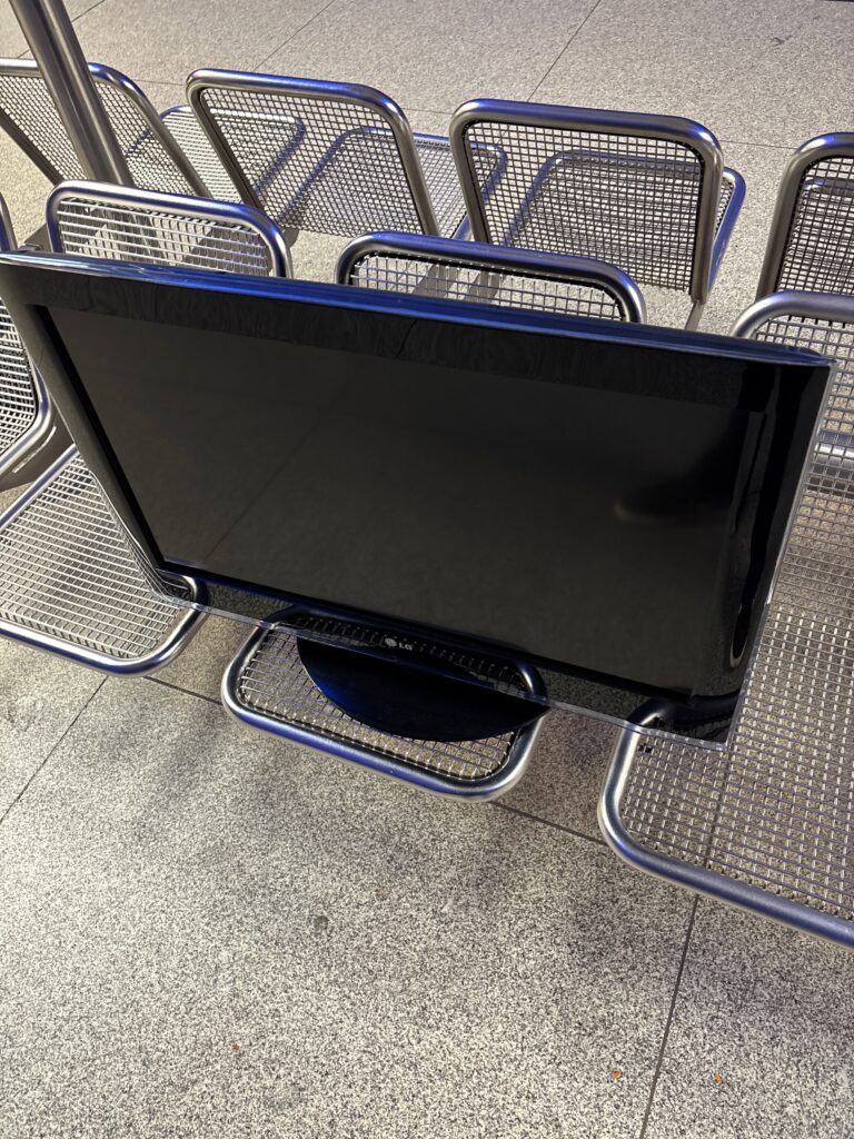 Der Fernseher auf einer Sitzbank im U-Bahnhof Westfriedhof 