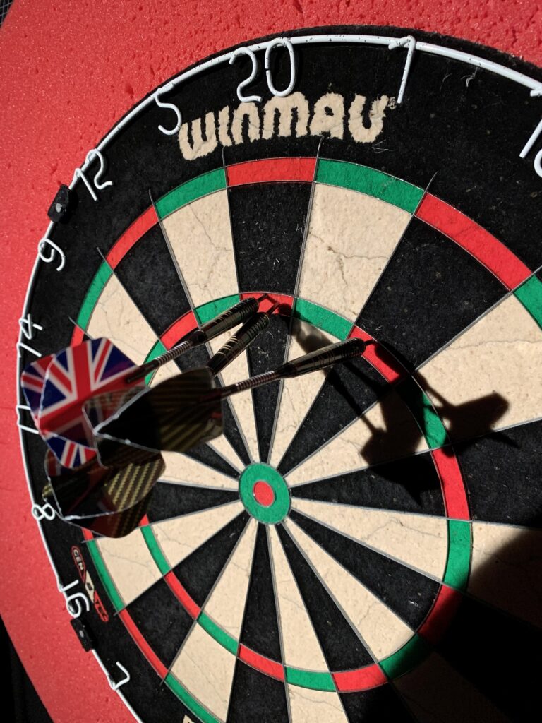 Unsere Dartscheibe im Jig mit Dartpfeilen.